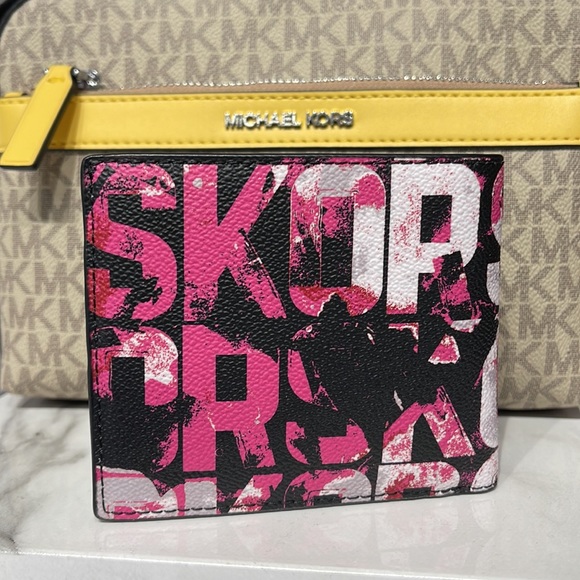 MICHAEL KORS MENS Cooper Graphic Logo Billfold Wallet 
Style# 36F2LCOF1V
CHILI - Picture 11 of 16